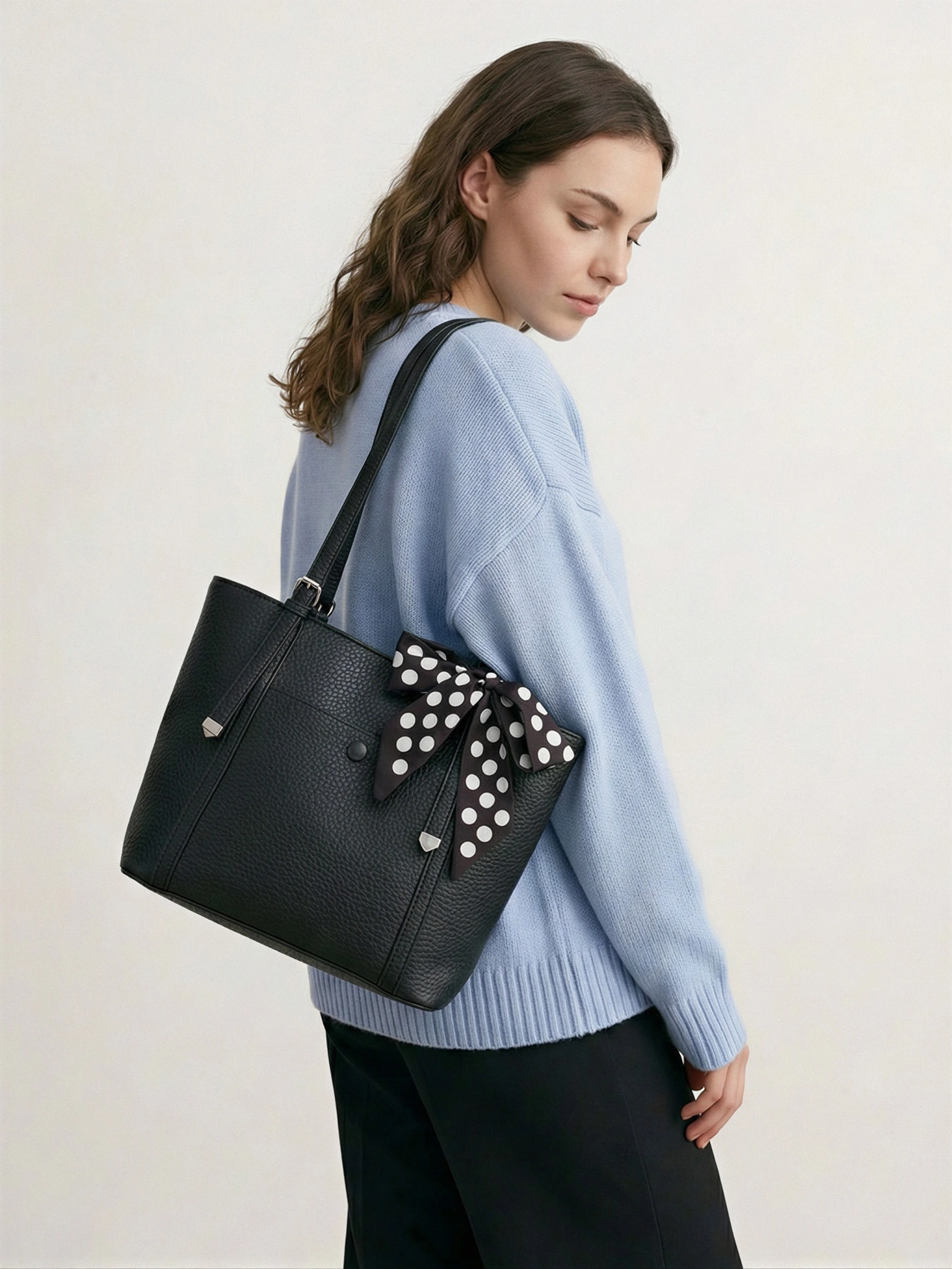 Сумка-тоут с карманом на кнопке и декоративным платком в ассортименте